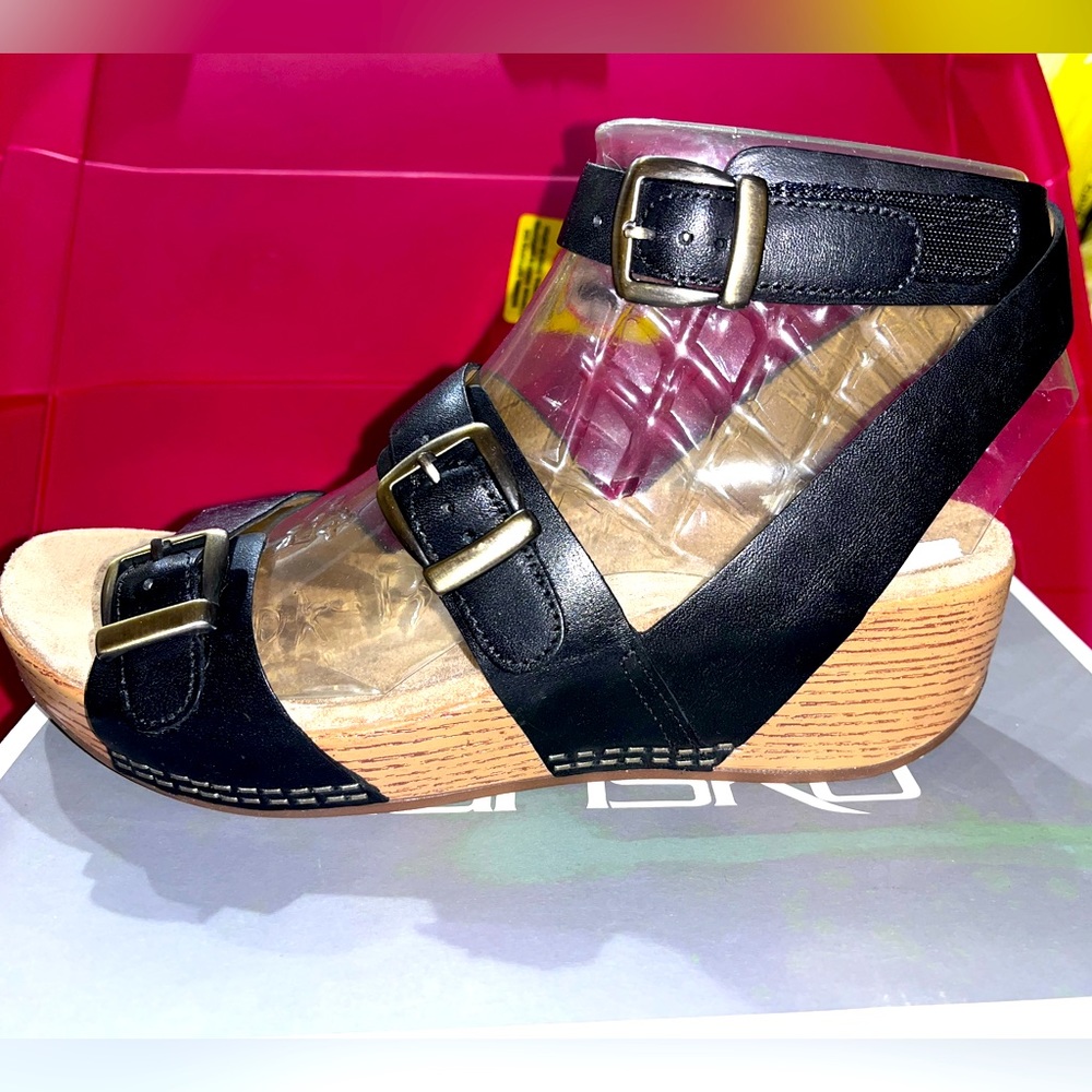 Black Dansko Sandles sz 40 (9.5-10) Never worn,Still in box, Perfect condition.
